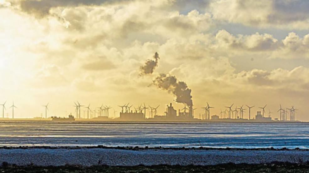 Weniger als zehn Kilometer Luftlinie trennen die Krummhörner Küste und Eemshaven. © Foto: Pendzich