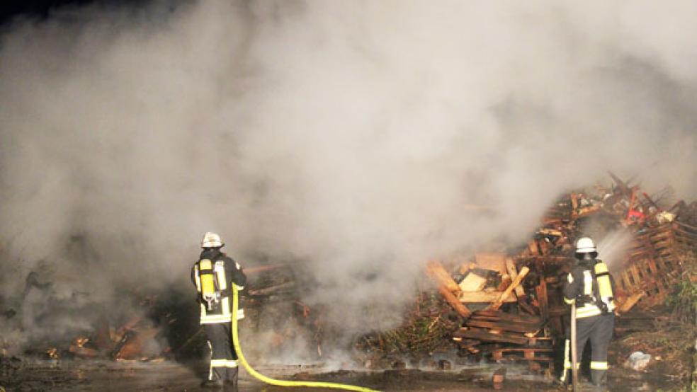 Mit mehreren Strahlrohren bekämpften die Feuerwehrleute den Brand. © Foto: J. Rand/Feuerwehr