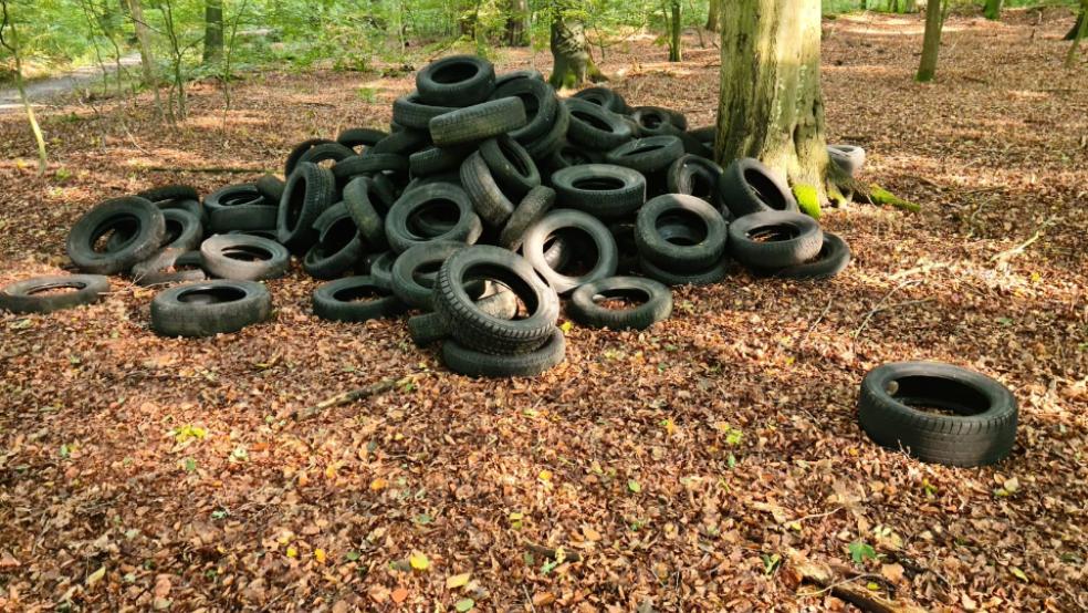 Ein Berg von Altreifen am Waldweg. Die Polizei in Aurich hatten in letzter Zeit häufiger mit solchen Fällen illegaler Entsorgung zu tun. © Polizei Aurich
