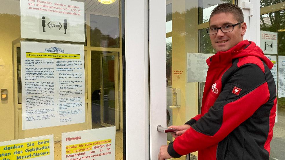 Drehte den Schlüssel zum Friesenbad noch einmal um: Markus Bakker, Meister für Badebetriebe, hat heute die Badesaison in Weener beendet und blickt auf ein Jahr im „Schatten von Corona“ zurück.  © Hanken