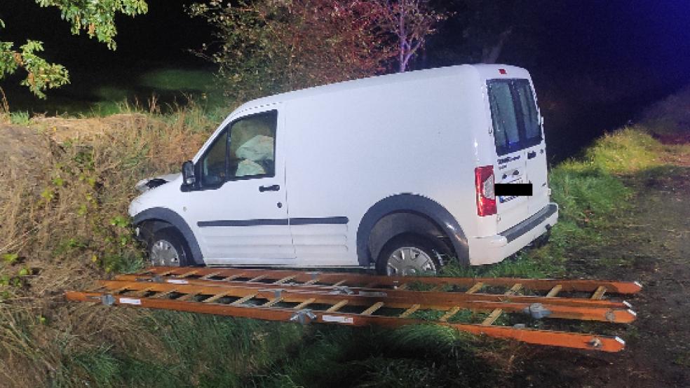 Nach dem Unfall konnte der Fahrer dieses Wagens sein Fahrzeug nicht verlassen, weil es über einen tiefen Graben hängengeblieben war.  © Feuerwehr Wiesens