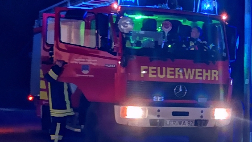 Zu einem mutmaßlichen Gebäudebrand rückte die Feuerwehr Bunde zur Unterstützung nach Wymeer aus. © Feuerwehr Bunde