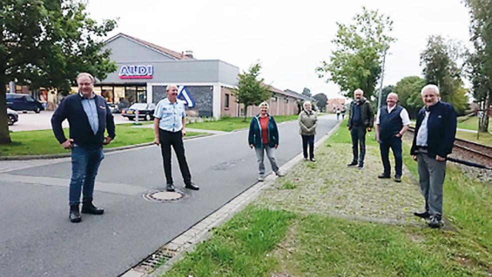 Rechts der Fahrbahn könnte der von der CDU gewollte Gehweg verlaufen. Von links Achim Klinkenborg, Detert Gruis, Annemarie Tuitjer, Ina Penon, Gerhard Janßen, Stefan Kröger und Günther Borcherding vom Vorstand der CDU Bunde. © Foto: CDU