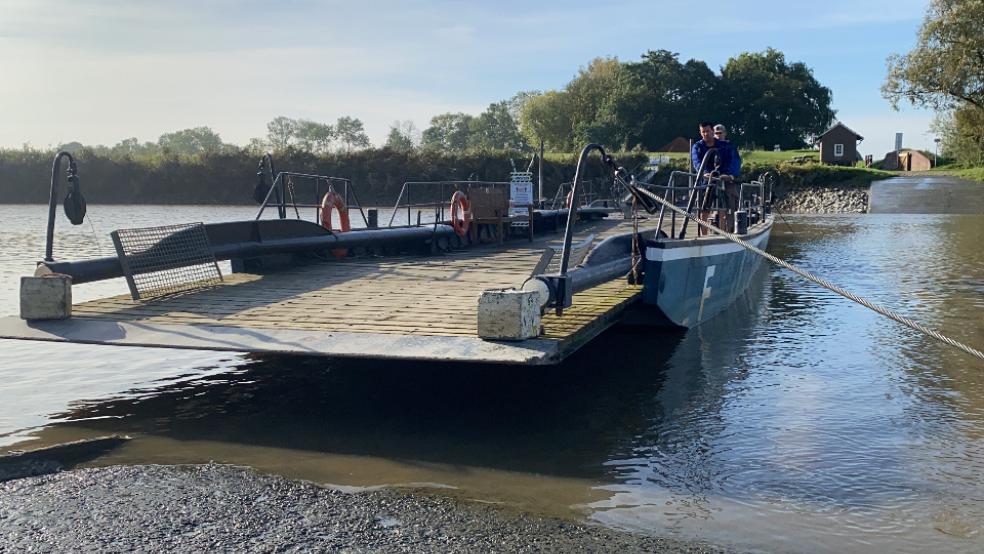 Die Pünte nähert sich dem Jümme-Ufer bei Wiltshausen. Im Hintergrund die Anlegestelle in Amdorf, wo die Fährleute eine kleine Hütte als Unterschlupf haben. © Hanken