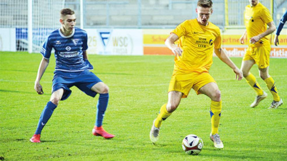 Der VfL Germania Leer um Julian Jauken (am Ball) kam in Wilhelmshaven nicht über ein 0:3 hinaus. © Foto: Born