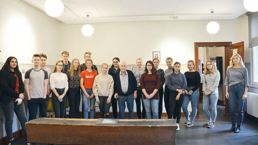 Die Schüler des Seminarfachs trafen sich im Rahmen ihrer Projektarbeit mehrfach mit dem Holocaust-Überlebenden Albrecht Weinberg (Mitte). Das Foto entstand noch vor Ausbruch der Corona-Pandemie in den Räumen der EJS. Links im Bild ist die Historikern Christin Sommerfeld, die damals als wissenschaftliche Leiterin Dr. Susanne Bracht vertrat. Emma Frey ist die sechste von rechts. © Foto: privat