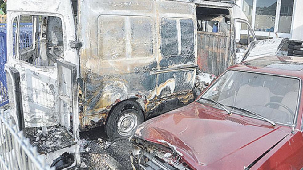 Ein Transporter wurde durch den Brand an der Logaer Hauptstraße komplett zerstört, ein daneben stehender Ford erheblich beschädigt. © Foto: Wolters