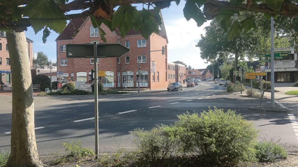 Funktioniert bei Dunkelheit wieder: die Beleuchtung im Kreuzungsbereich Risiusstraße/Poststraße/Bahnhofstraße in Weener. © Foto: Boelmann