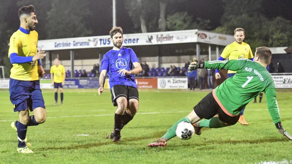 Stephan Börchers (Mitte) erzielt hier das 1:0, das erste seiner vier Tore. © Foto: Bruins