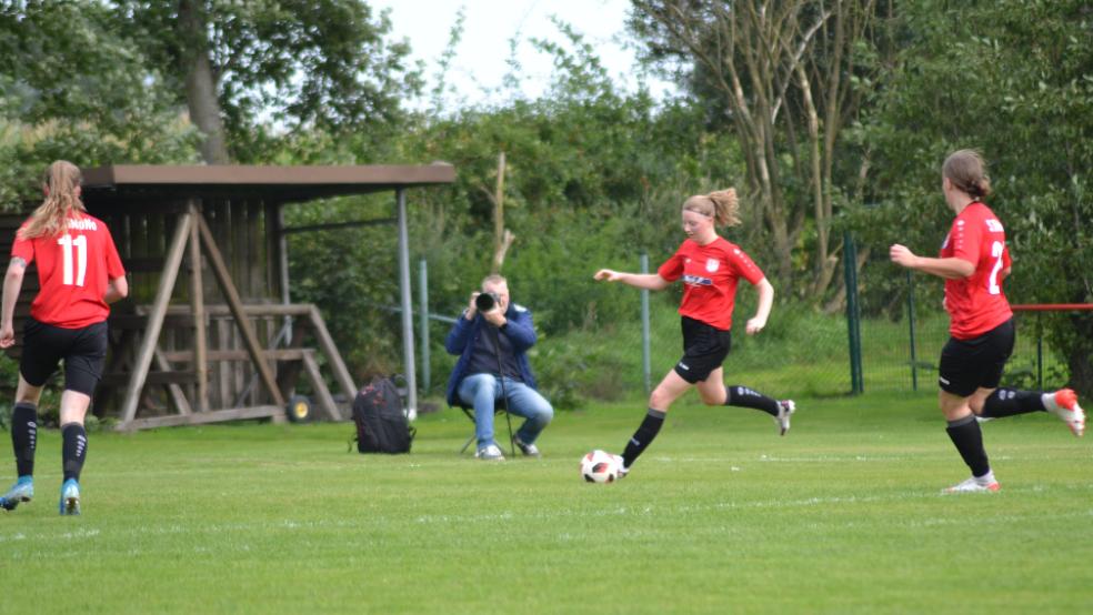 Lea Siemens (am Ball) erzielte schon nach zehn Minuten das 1:0 für den SV TiMoNo. © Foto: privat