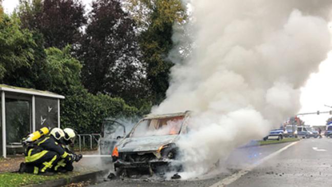 Autobrand sorgt für Vollsperrung in Aurich