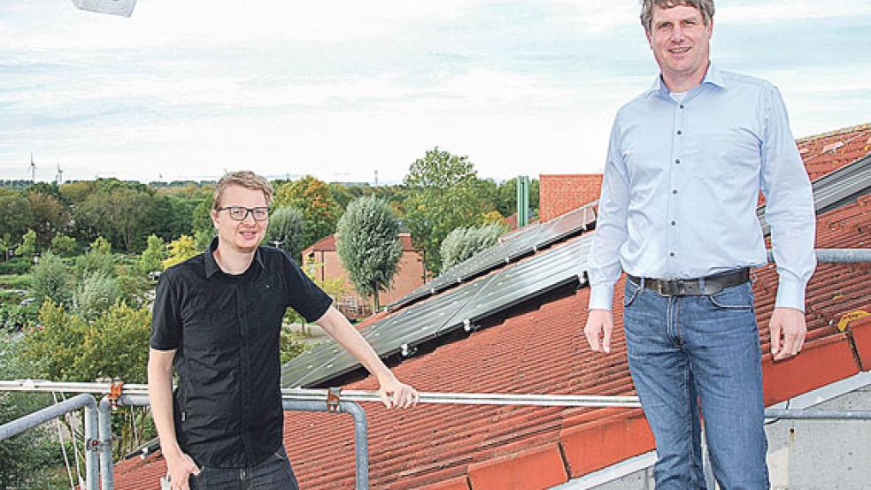 Der wissenschaftliche Mitarbeiter Tjarko Tjaden (links) und Professor Dr. Johannes Rolink beschäftigen sich im Projekt mit der Installation von Stromspeichern. © Foto: Hochschule