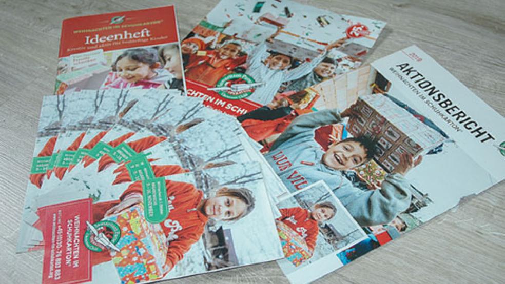 Auf Flyern und Plakaten informieren die ehrenamtlichen Helfer über die Aktion »Weihnachten im Schuhkarton«, die im deutschsprachigen Raum in die 25. Saison geht. © Foto: Szyska