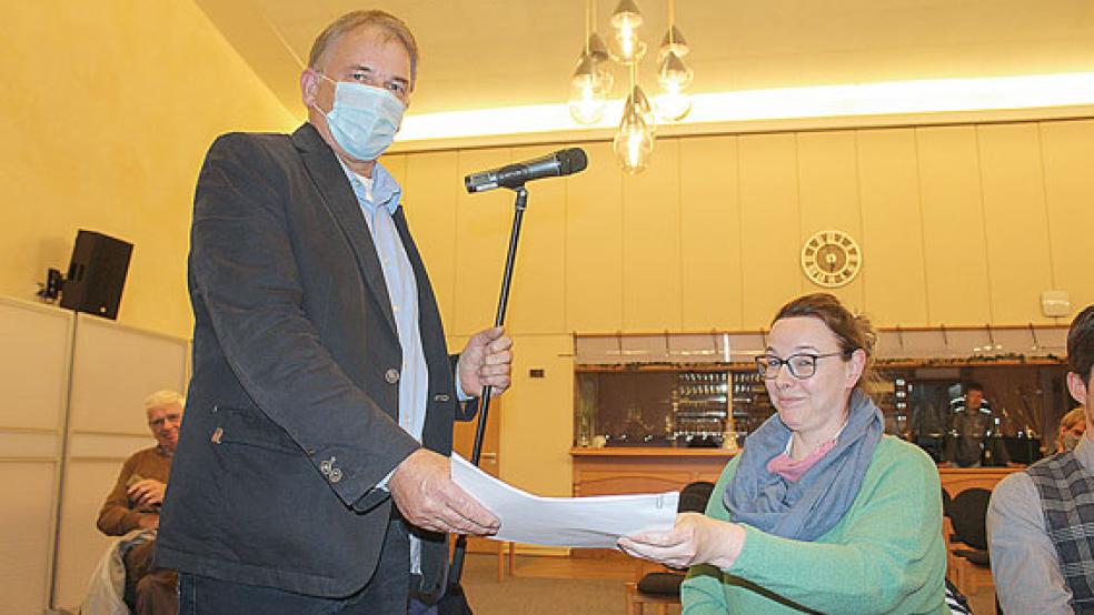 Sarah Sühwold-Grest übergab eine Liste mit 280 Unterschriften gegen die geplante Ansiedlung einer Aral-Tankstelle und eines McDonald’s-Restaurants an Bürgermeister Sap. © Fotos: Berents