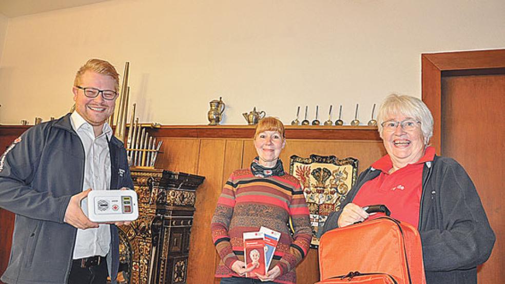 Kennen sich mit dem neuen DRK-Projekt »Hausnotruf« im Landkreis Leer bestens aus (von links): Thole Bohlmann, Carina Müller und Heide Robbe.  © Foto: Boelmann