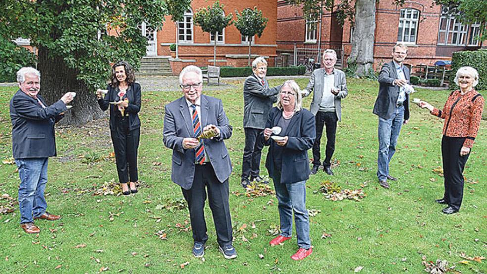 Freuen sich über die Förderung (von links): Landschaftspräsident Rico Mecklenburg, May-Britt Pürschel (Wirtschaftsministerium) Helmut Collmann (Ehrenpräsident Ostfriesische Landschaft), Landschaftsrat Helmut Markus, Etta Bengen (Vernetzungsstelle »Teekultur Ostfriesland«), Dr. Rolf Bärenfänger (Landschaftsdirektor), Dr. Matthias Stenger (Museumsleiter Ostfriesisches Teemuseum Norden) und Katrin Rodrian (Leiterin Kulturagentur). © Foto: Ostfriesische Landschaft 