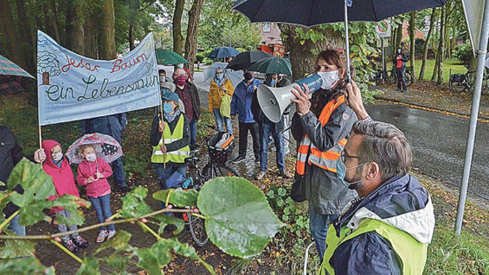 Burkhard Petzold und Riekje Holler von der Bürgerinitiative Logaer Weg (rechts im Bild) führten den Demonstrationszug entlang des Philippsburger Parks. Rund 100 Menschen beteiligten sich an dem Protest-Spaziergang unter dem Motto »Wald statt Asphalt«. © Foto: Ammermann