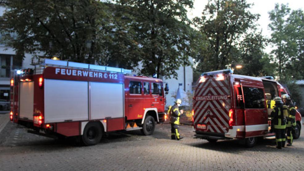 Die Feuerwehr Weener rückte am Mittwochabend zum »Haus Fresena« an der Neuen Straße aus. © Foto: Rand (Feuerwehr)
