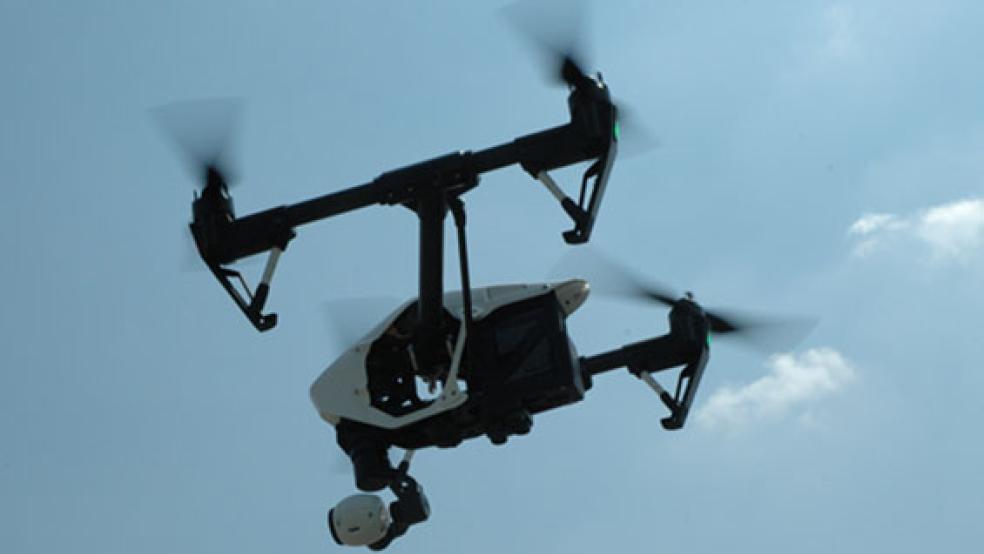 Mit einer Drohne der Feuerwehr Ochtersum, die mit einer Wärmebildkamera ausgestattet ist, wurde der flüchtige Unfallfahrer aus Uplengen ausfindig gemacht. © Symbolfoto: Szyska