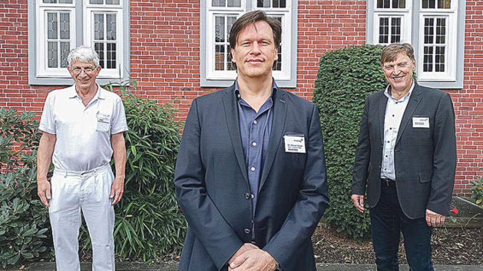 Begrüßten den weiteren Chefarzt der Orthopädischen Chirurgie am Borromäus Hospital Leer (Mitte) Dr. med. Werner Hettwer: (links) Ärztlicher Direktor Dr. med. Dietrich Keller und Geschäftsführer Dieter Brünink. © Foto: Tanja Henschel/Borromäus Hospital