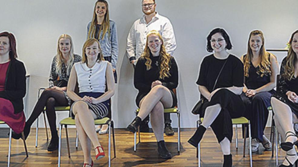 Die frisch examinierten Pflegekräfte freuen sich über das bestandene Examen. Hier sind die Gesundheits- und Krankenpfleger gemeinsam im Bild zu sehen.  © Klinikum Leer