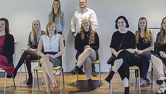 19 junge Fachkräfte bestanden ihr Examen beim Klinikum in Leer