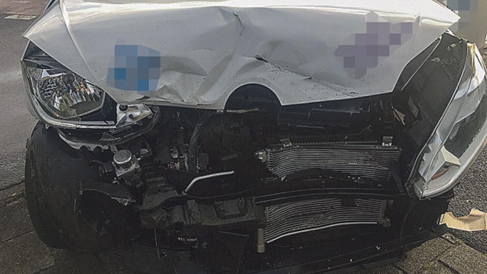 Durch den Zusammenstoß wurden die Autos erheblich beschädigt. Betriebsstoffe liefen auf die Fahrbahn. © Foto: privat