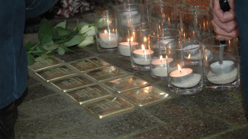 Solche Messingtafeln wie hier in der Norderstraße in Weener sollen auch in Jemgum an die von den Nazis verfolgten und ermordeten Juden erinnern. © Foto: Szyska