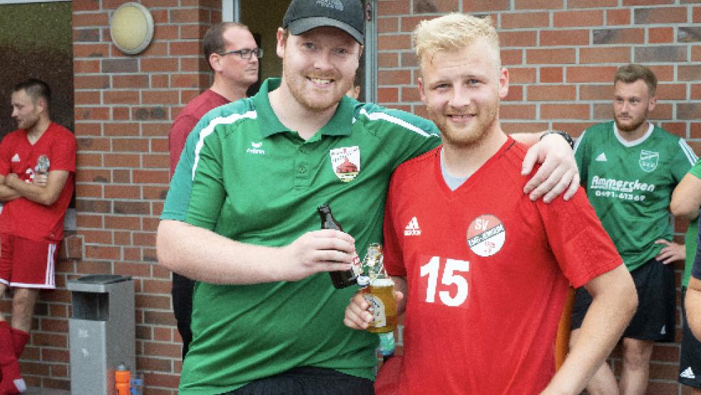 Auch Sportler - hier Timo Roelfs (links) und Sönke Blümel, können nun wieder ein Bier nach dem Spiel trinken. © Foto: Bruins