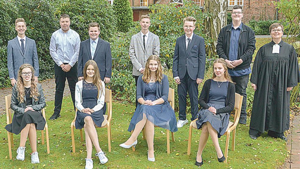 Die zehn Konfirmanden mit Pastorin Inka Dohrmann-Westerdijk. Im Bild stehend von links: Hanno Köller, Imko Franzen, Tammo Ibelings, Marek Hinderks, Hannes Großkunz, Jan-Eric Ridder und Inka Dohrmann-Westerdijk. Sitzend von links: Melissa Behrends, Hanna Sonnenberg. Lena Schröder und Csengelle Kocsis.  © Foto: Anke Swart