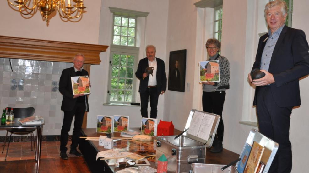 Sind mehr als zufrieden mit der neuen Handreichung für Lehrer (von links): Dr. Rolf Bärenfänger (Direktor der Ostfriesischen Landschaft), Rico Mecklenburg (Präsident der Ostfriesischen Landschaft), Birgitta Kasper-Heuermann (Leiterin des Pädagogischen Zentrums der Ostfriesischen Landschaft) und Heinz Feldmann (Vorstand der Sparkasse Leer-Wittmund). © Foto: Boelmann