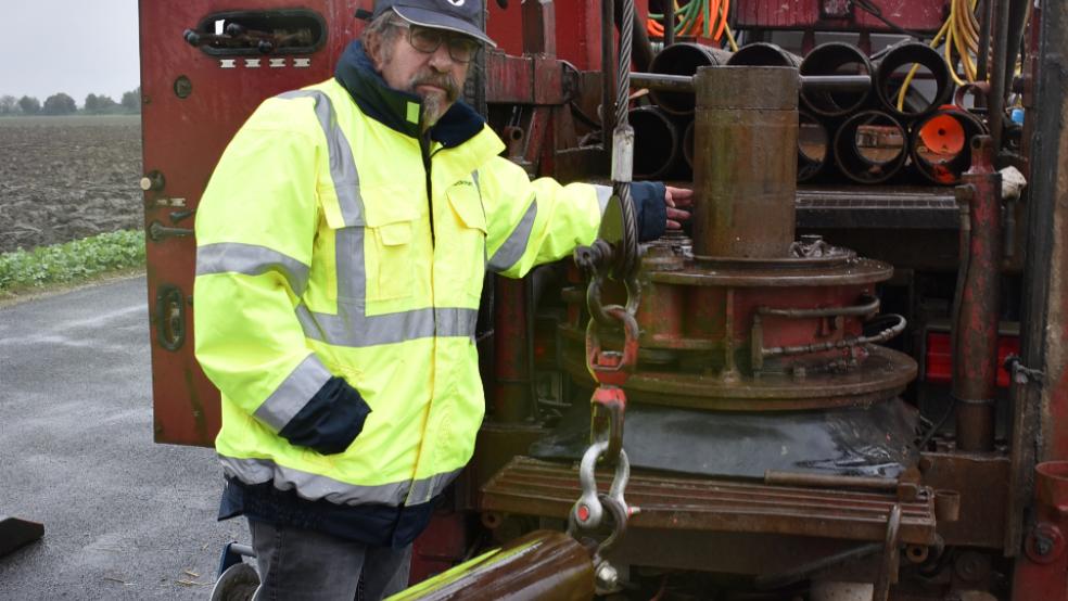 Lothar Kutscher zeigt die mobile Bohranlage, mit der sowohl umfangreiche Kernbohrungen als auch kleinere Untersuchungen durchgeführt werden können. © Foto: Kuper