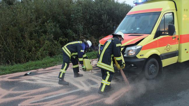 Rettungswagen kracht mit Auto zusammen
