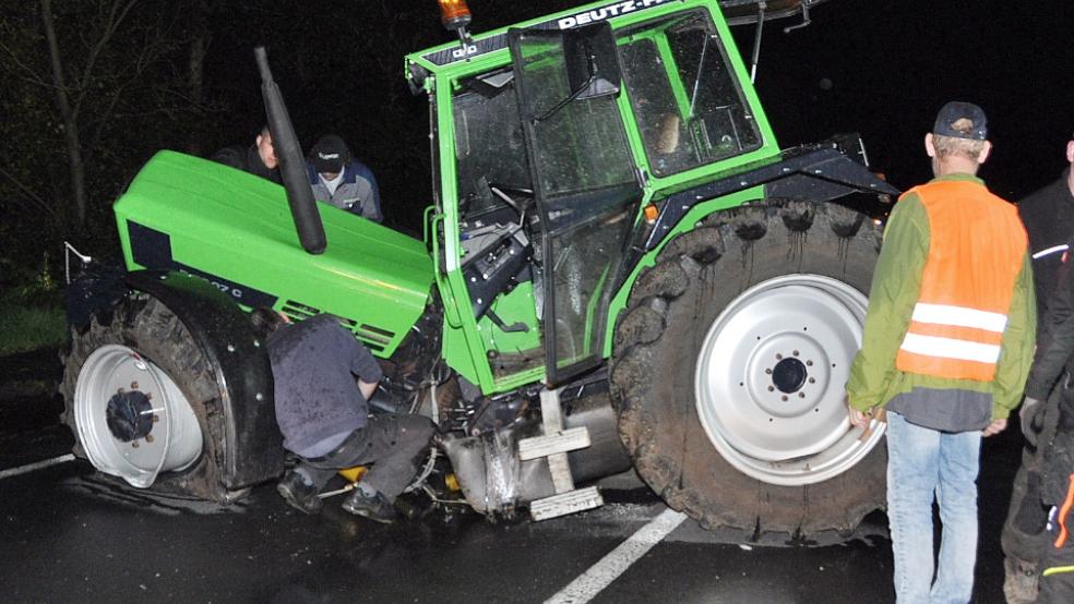 Bei einem Unfall in Hatshausen ist dieser Traktor auseinander gebrochen. © Wolters