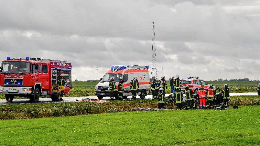 Rund 50 Männer und Frauen der Feuerwehren Weener und Weenermoor waren heute Mittag im Einsatz. © Bruins
