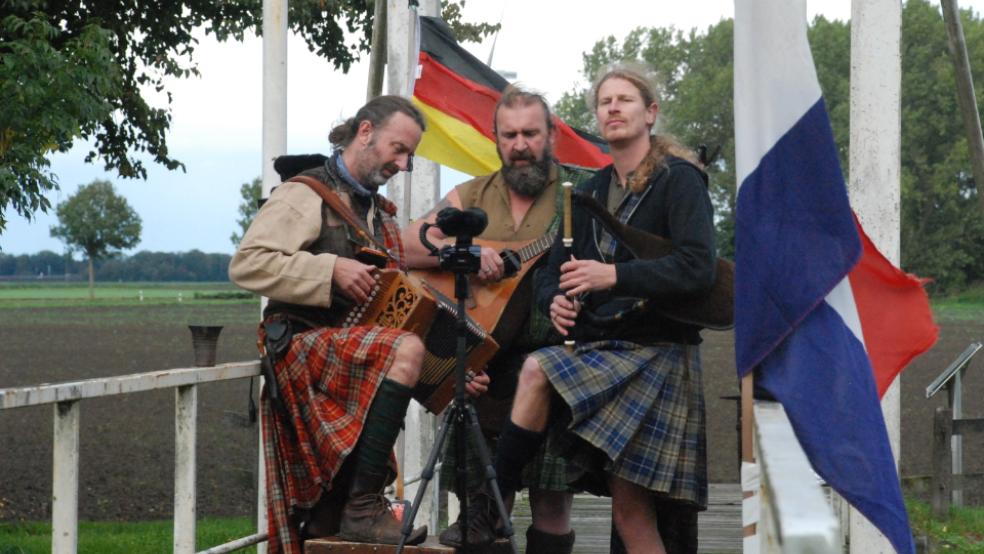 Folk-Musik auf der »Naobersbrug« mit (von links) Maceál, William und David von »Rapalje«. © Fotos: Kuper