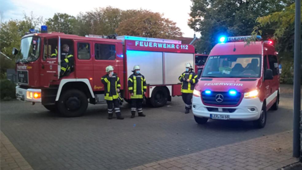 Die Feuerwehr Weener war mit mehreren Einsatzkräften und Fahrzeugen vor Ort. © Foto: J. Rand/Feuerwehr
