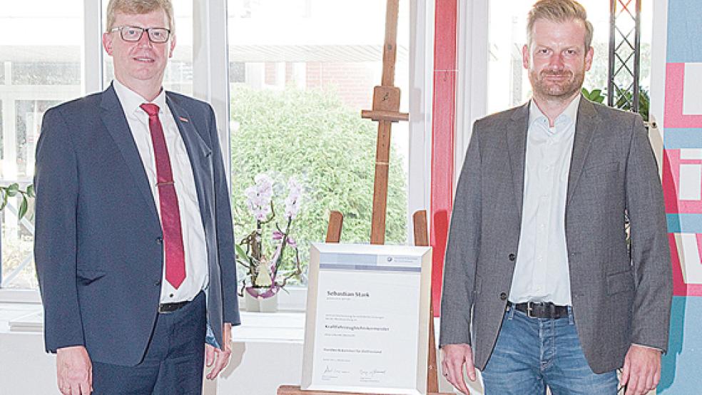 Präsident Albert Lienemann (links) gratulierte Kraftfahrzeugtechniker-Meister Sebastian Stark zum besten Prüfungsergebnis der vergangenen zehn Jahre.  © Foto: HWK/Ilka Perct
