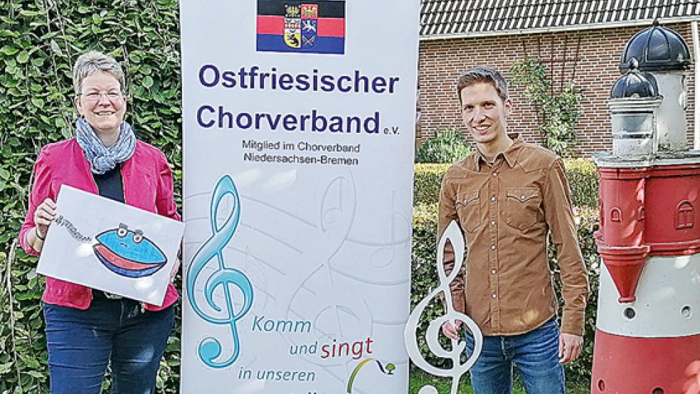 Karin Wessels, Verbandschorleiterin des OCV, und Jonas Cassens suchen Sängerinnen und Sänger für einen Projektchor.  © Foto: OCV