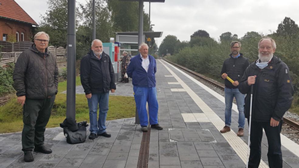 Der Vorstand des SPD-Ortsvereins Weener-Kirchborgum informierte sich am neu gestalteten Bahnhof in Weener über die Neuerungen. Das Foto zeigt von links: Dieter Frikke, Meint Peters, Reinhard Leising, Thomas Ceglarek (Deutsche Bahn) und Werner Groen. Nicht auf dem Bild Günther Burkhard. © Foto: privat