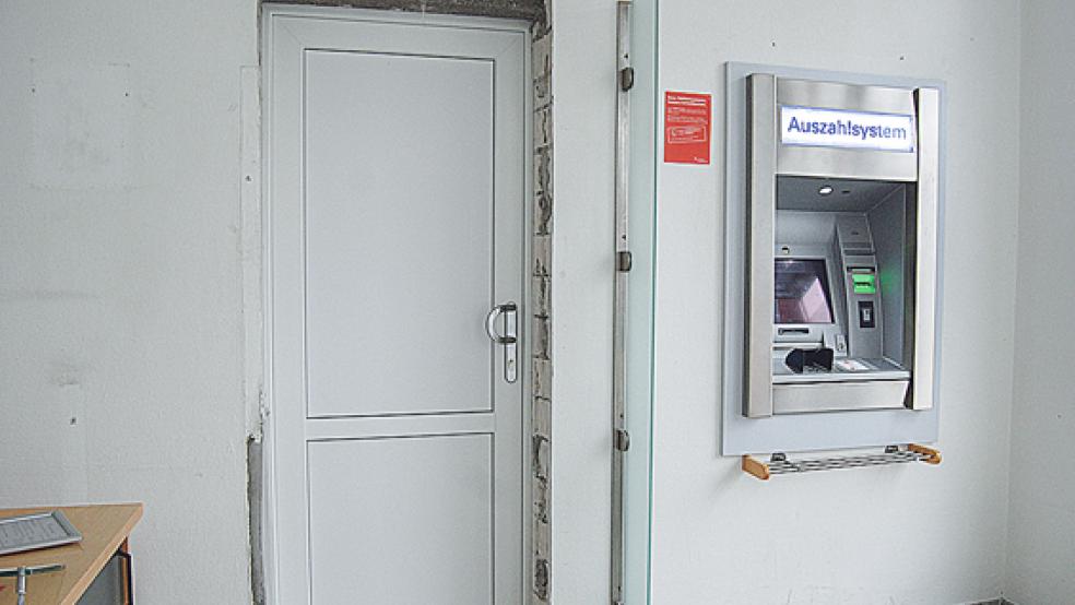 Die Tür neben dem Geldautomaten wurde neu eingebaut, mit ihrem SB-Bereich bleibt die Sparkasse am Ort. © Foto: Hoegen
