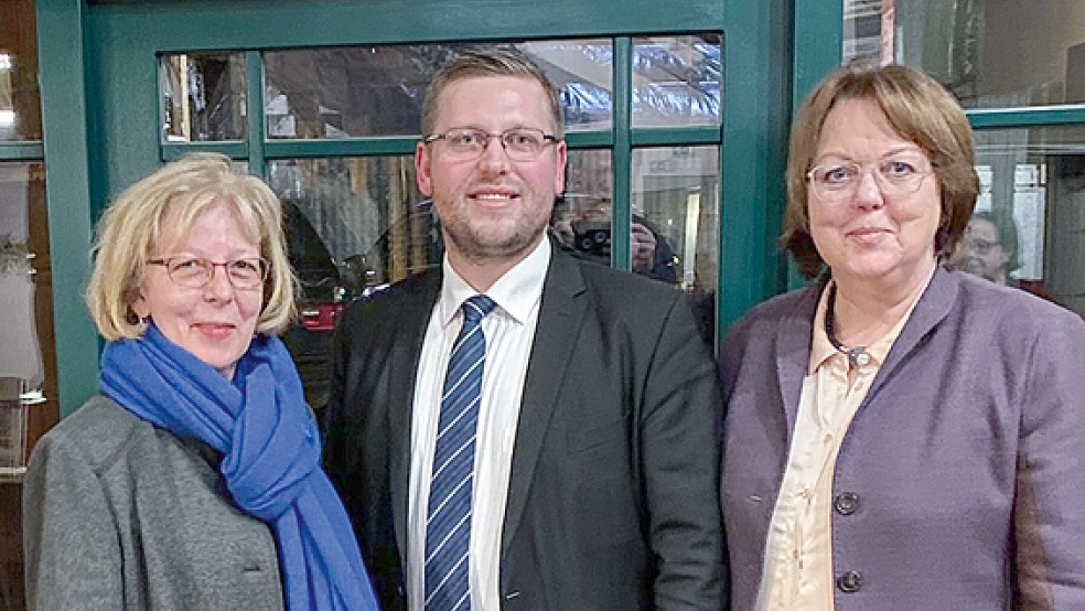 Im Landesvorstand der FDP: Jens Völker aus Bunde, hier beim Parteitag im Frühjahr in Hesel zusammen mit der Bezirksvorsitzenden Hillgriet Eilers (rechts) und der FDP-Bundestagsabgeordneten Ulla Ihnen. © Foto: FDP