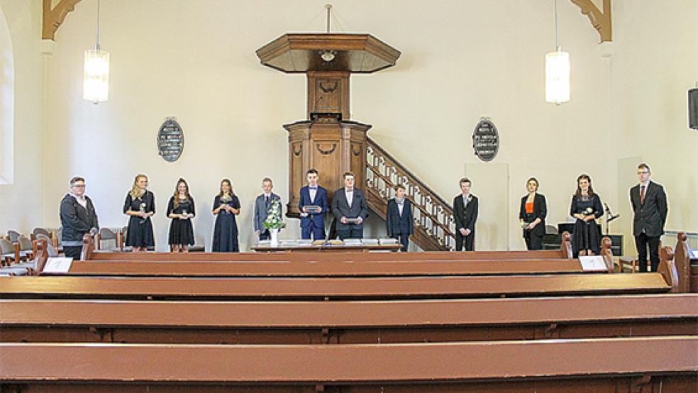 Konfirmiert wurden in der Möhlenwarfer Kirche (von links nach rechts) Fabienne Sinning, Inken Fresemann, Elsina Ulferts, Leonie Menninga, Henrik Jütting, Tyron Harms. Till Landheer, Hauke Strobel, Janko de Vries, Rieke Brinkmann, Anna Frerichs und Jannek Reemtsema. © Foto: privat