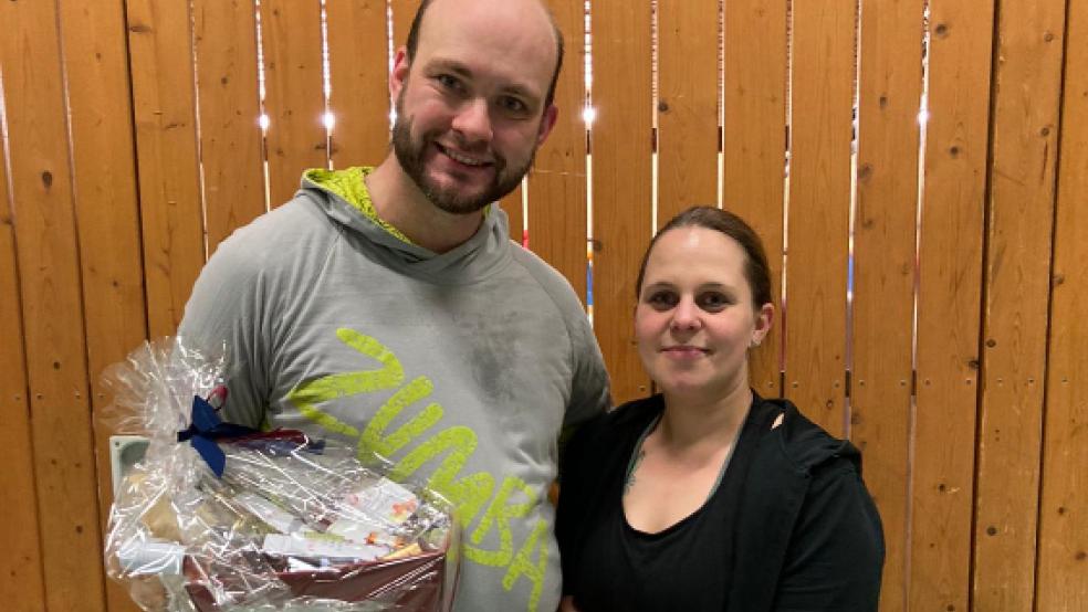 Heiko Schmidt und Steffi Kleen bekamen zum Abschied ein Geschenk des Vorstandes. © Foto: privat