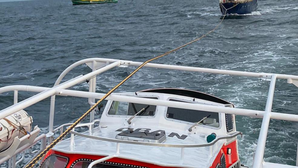 Das Verkehrssicherungsschiff im Schlepp des Seenotrettungskreuzers »Hamburg«.  © Foto: Die Seenotretter – DGzRS