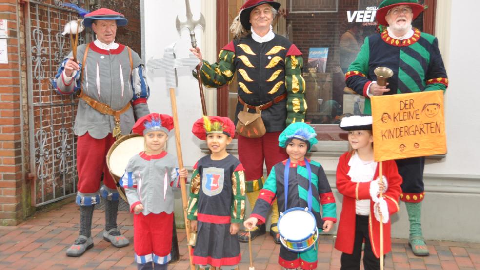 Die kleinen Herolde des Kindergartens in der Brunnenstraße empfingen heute Vormittag ihre großen Vorbilder. © Wolters