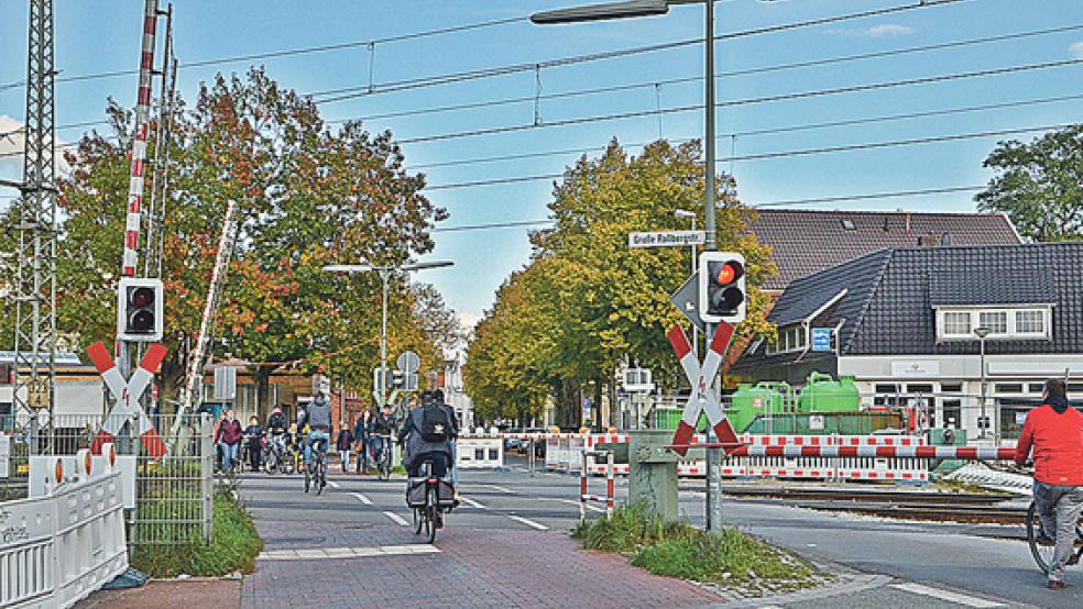 An zwei Wochenenden Ende Oktober und Anfang November kommen auch Radfahrer und Fußgänger nicht über den Bahnübergang. © Foto: Ammermann