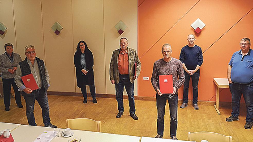 Wahlen und Ehrungen standen bei der SPD in Jemgum an. Das Foto zeigt von links die Bezirksvorsitzende Hanne Modder, Lüko-Bernd Brauer (40 Jahre Mitglied), die Kreisvorsitzende Anja Troff-Schaffarzyk, Helmut Plöger (50 Jahre Mitglied), Martin Sinning (40 Jahre Mitglied), Daniel Pastoor und den Ortsvereinsvorsitzenden Günter Harms. © Foto: privat