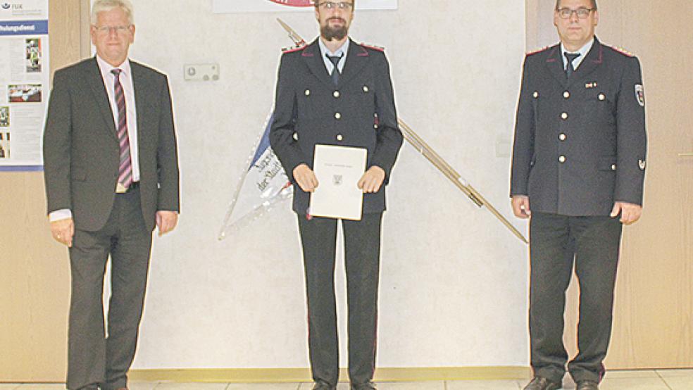 Die Überreichung der Urkunde: Bürgermeister Ludwig Sonnenberg (links) hat den Ortsbrandmeister von Diele, Michael Heeren (Mitte), jetzt offiziell ernannt, rechts Stadtbrandmeister Jörg Fisser.  © Foto: Feuerwehr/Rand