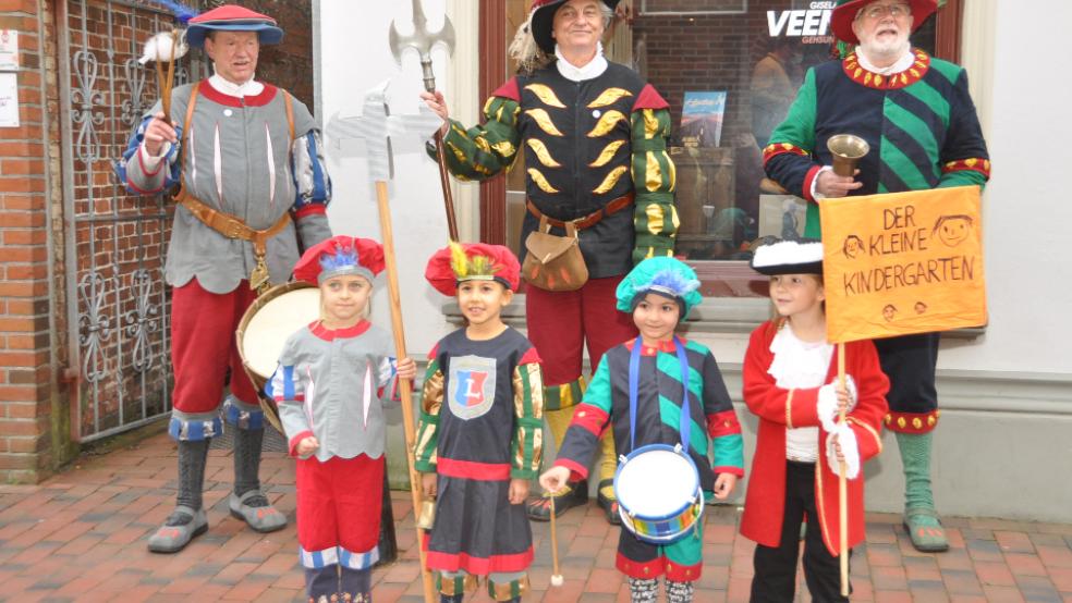 Die Herolde Franz Krämer, Helmuth Kock und Hans-Arno Loerts (im Bild von links) trafen in der Brunnenstraße ihre Nachahmer aus »Der kleine Kindergarten«, die sich extra für ihren Besuch in Schale geschmissen hatten. © Foto: Wolters